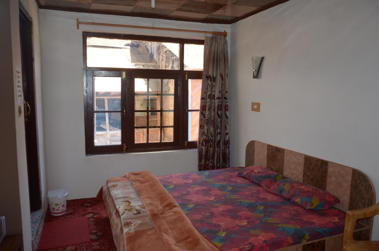 Howrah Guest House Srinagar  Exterior photo